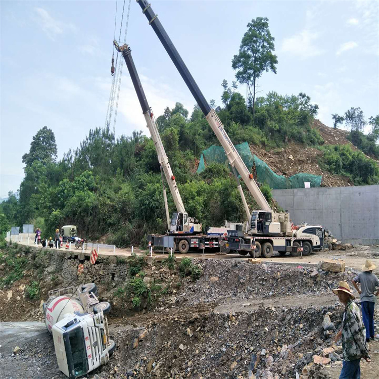 渠县汽车掉沟里叫吊车救援要多少钱